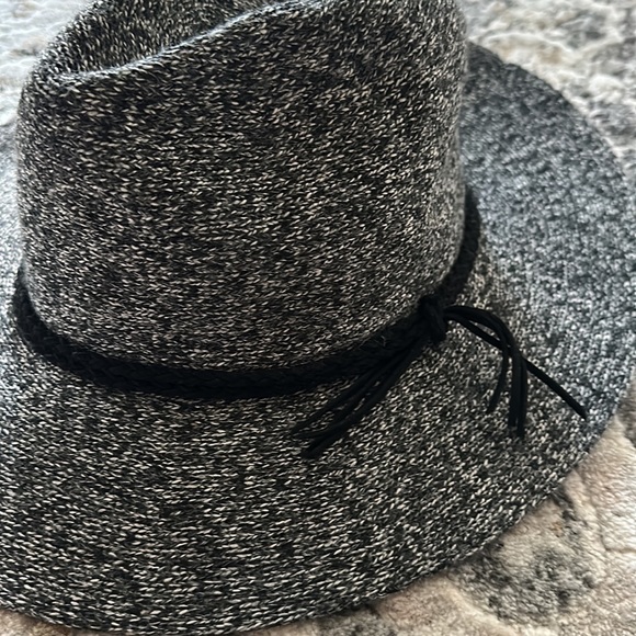 Women’s Hat - Picture 2 of 5